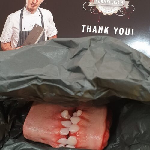 Formfleisch Feuerzeug mit Grußkarte vor dem Versand
