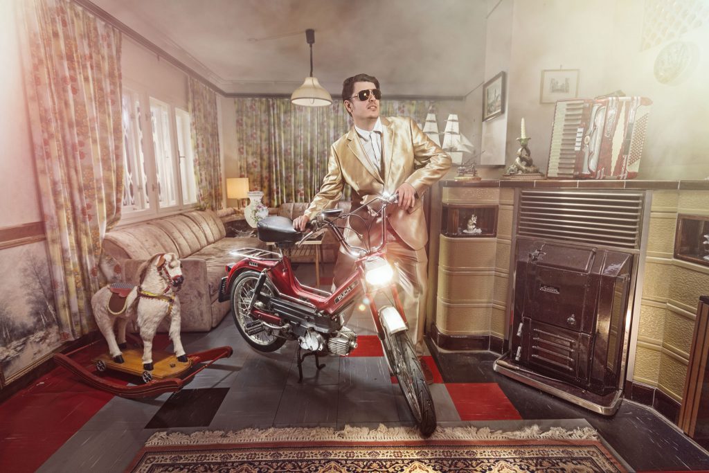 Lightrider-Gutlauninger-mit-heißem-Ofen-und-Puch-Maxi-Motorrad-Fotografie-1024x683